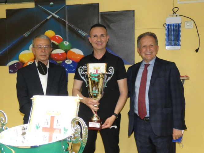 Cataldo Tripiedi premiato da Pasquale Falcone e Marco Perosino